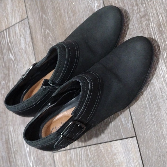 Clarks Artisan black leather zip ankle boots. Size 8. Mint condition - Picture 1 of 12